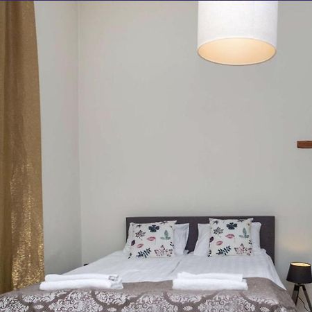 Spacious Studio Apartment In The Heart Of Old Town Tallinn Bagian luar foto