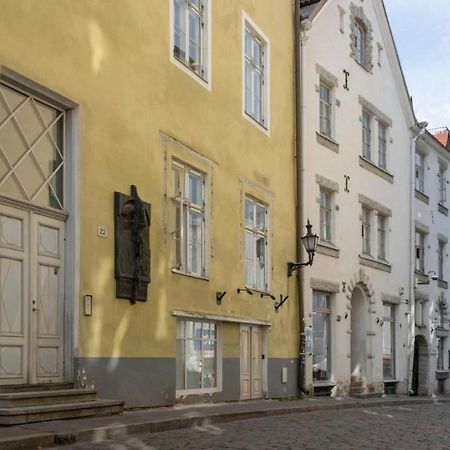 Spacious Studio Apartment In The Heart Of Old Town Tallinn Bagian luar foto