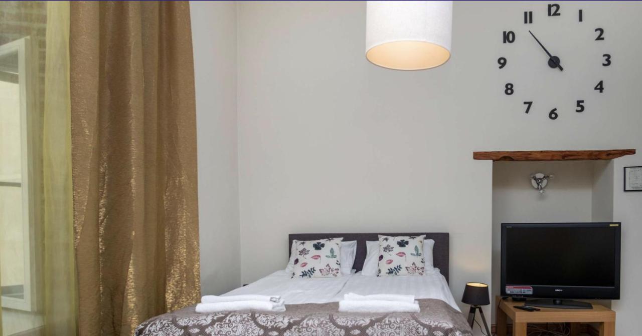 Spacious Studio Apartment In The Heart Of Old Town Tallinn Bagian luar foto