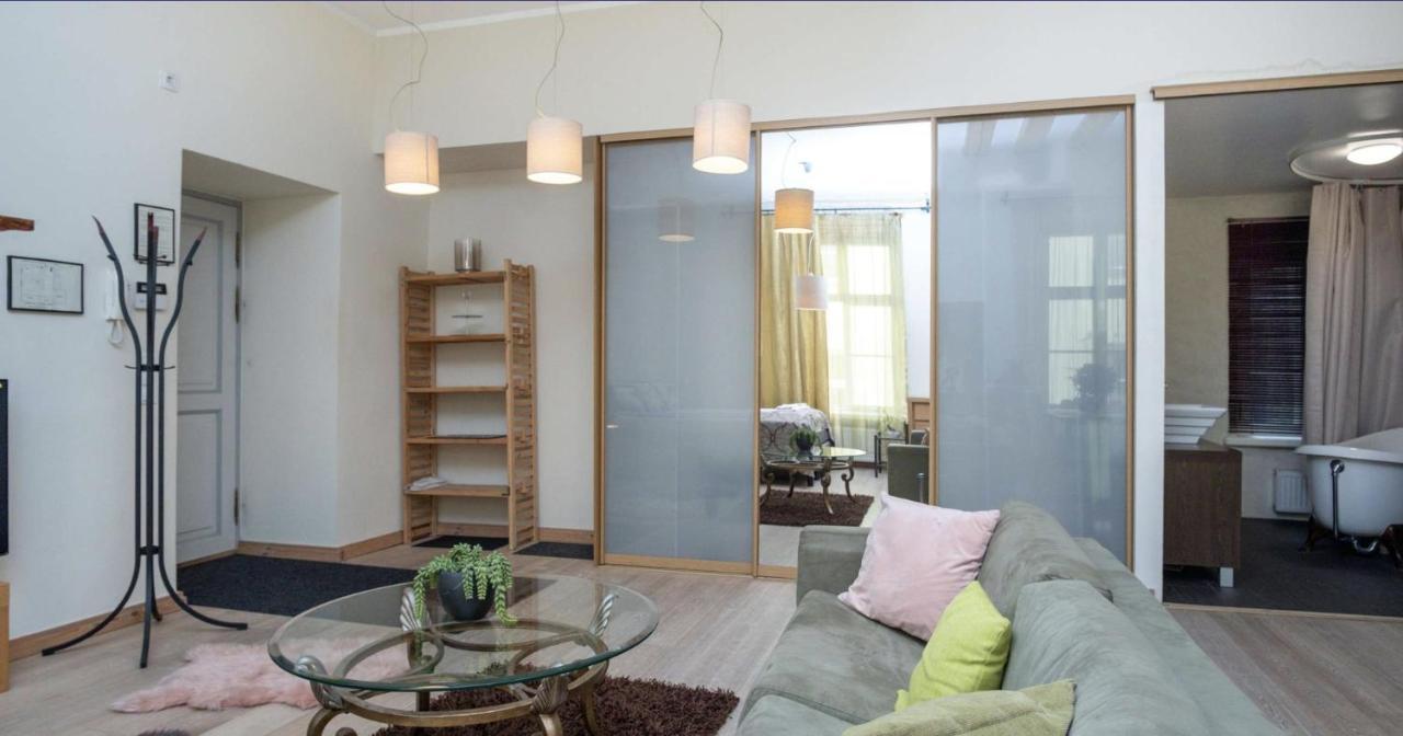 Spacious Studio Apartment In The Heart Of Old Town Tallinn Bagian luar foto